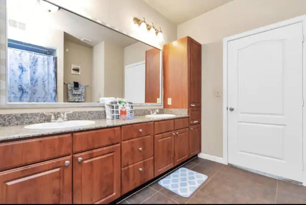 Modern Condo Near Texas Medical Center W Free Parking Houston Dış mekan fotoğraf